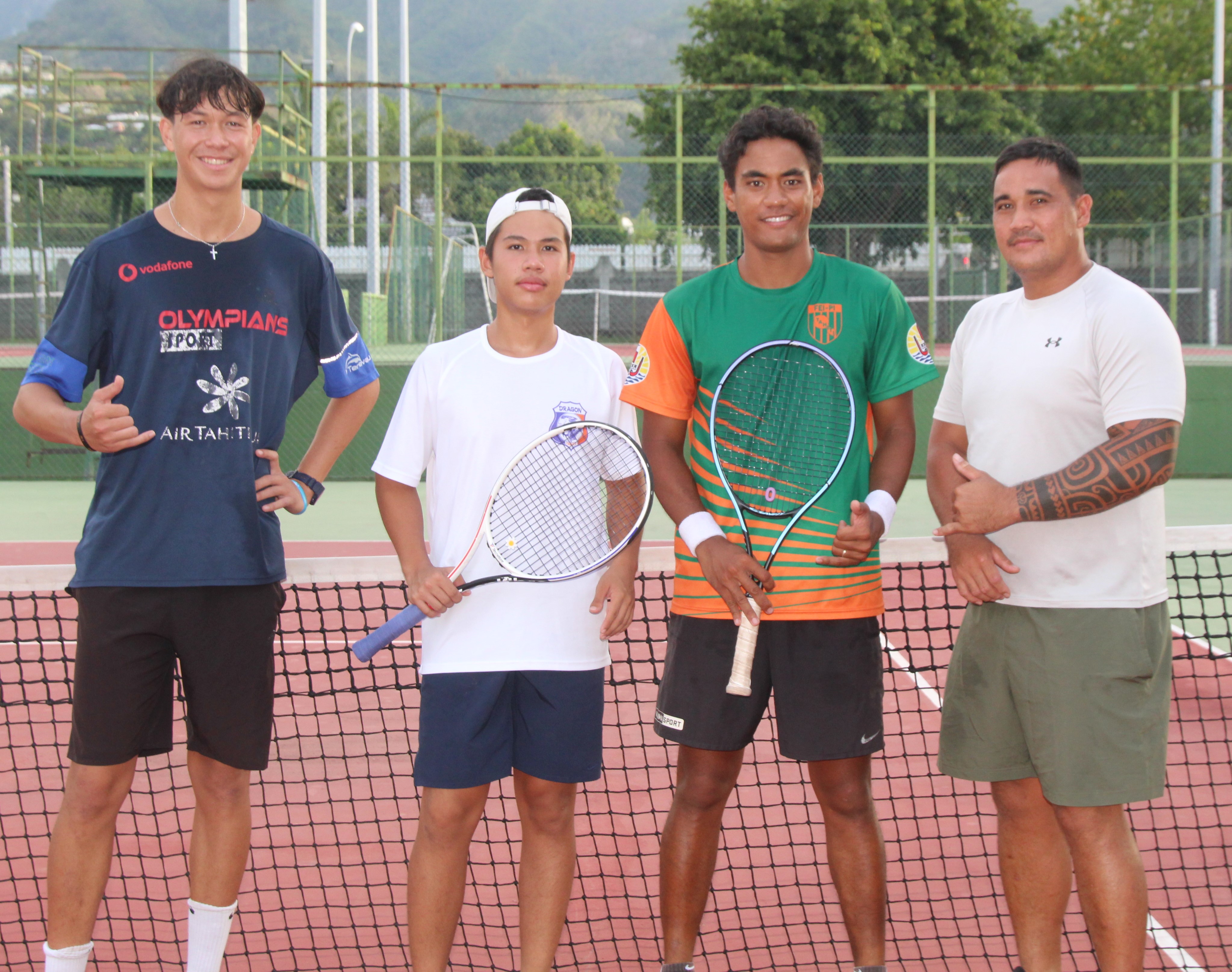 Reynald Taaroa et Robert Chonvant (à droite) ont remporté les Championnats de Polynésie par équipes 2e série en battant Noah Ah Kim Win Chin et Hiva Kelley (à gauche) en finale.