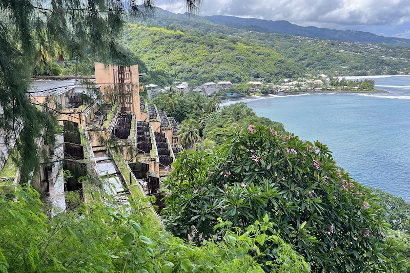 De nombreux hôtels prestigieux sont laissés à l'abandon en Polynésie, comme l’InterContinental ou le Club Med de Moorea, le Tahara’a (ici en photo) ou le Ia Ora Beach Resort à Tahiti, le Hyatt à Bora Bora ou encore le Sofitel de Huahine. Crédit photo : Archives TI.