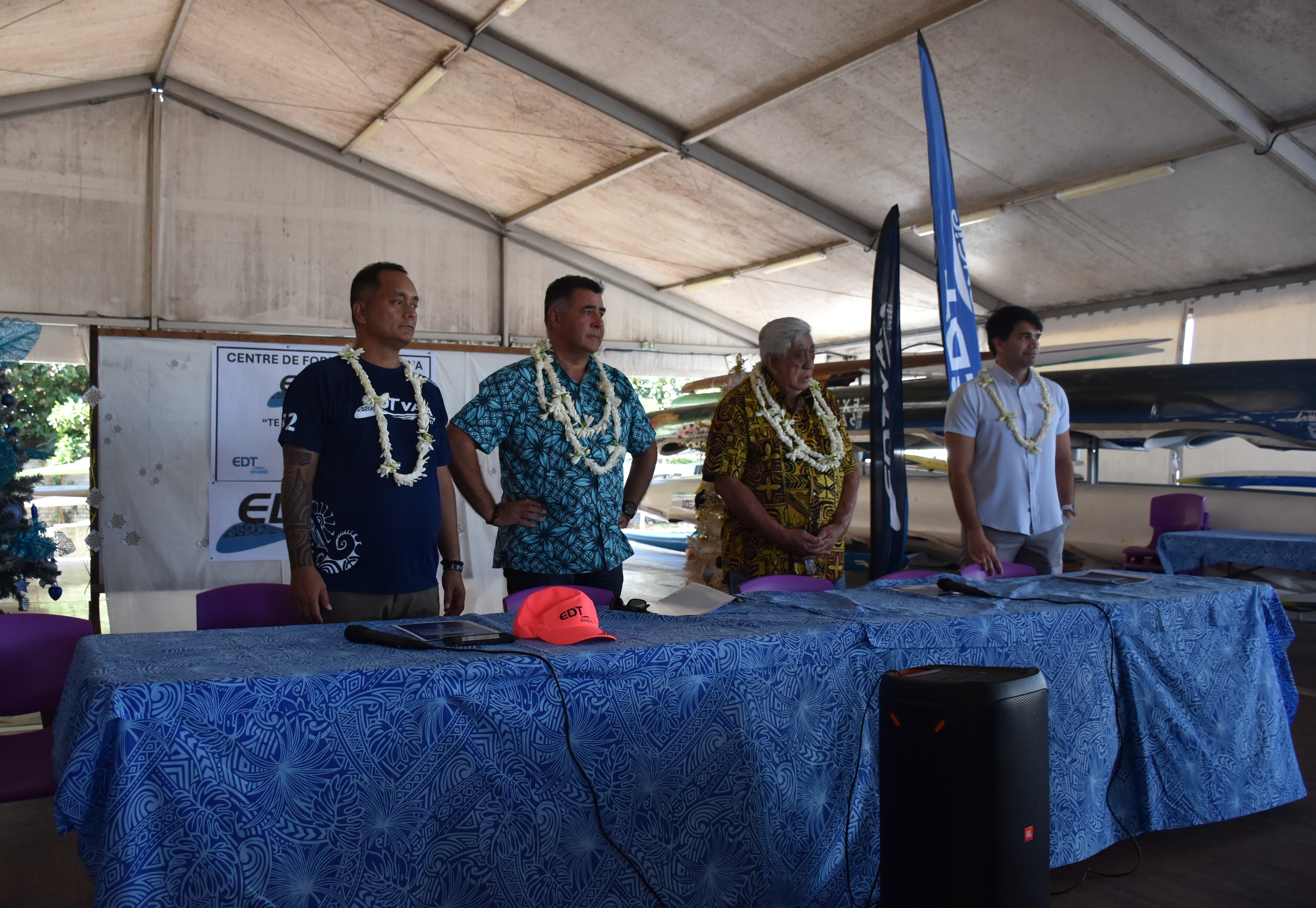 De gauche à droite : Alfred Perry, vice-président du club EDT Va’a, Didier Pouzou, P-dg d’EDT, Robert Maker, premier adjoint à la mairie de Faa’a, et Kainuu Teumauri, chargé de mission auprès de la ministre des Sports.