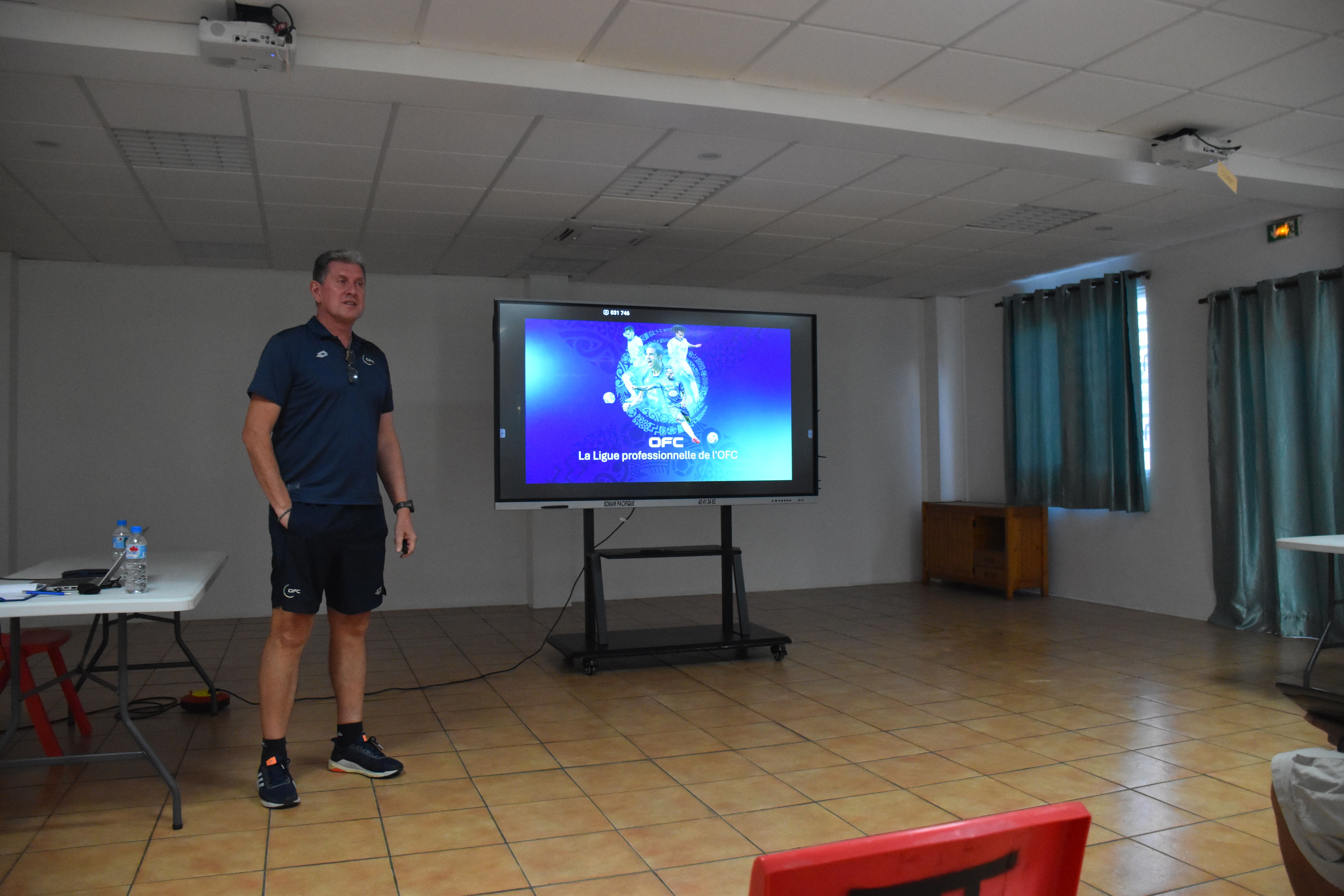 Patrick Jacquemet, le directeur technique de l’OFC, a présenté le projet de la ligue professionnelle aux acteurs du football polynésien