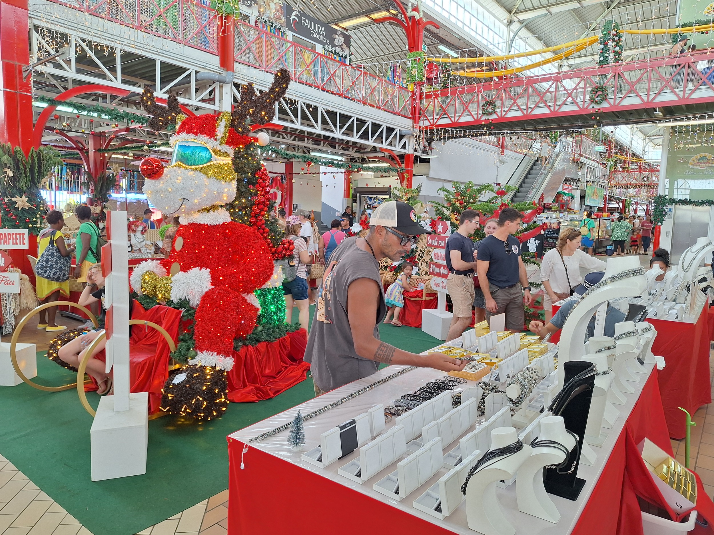 L’espace artisanal du marché de Papeete est paré pour l’occasion.