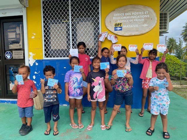 Les élèves de l'école de Tamarii Hitirau, à Mataiva, ont posté leurs lettres au Père Noël. Crédit photo : Fare Rata.