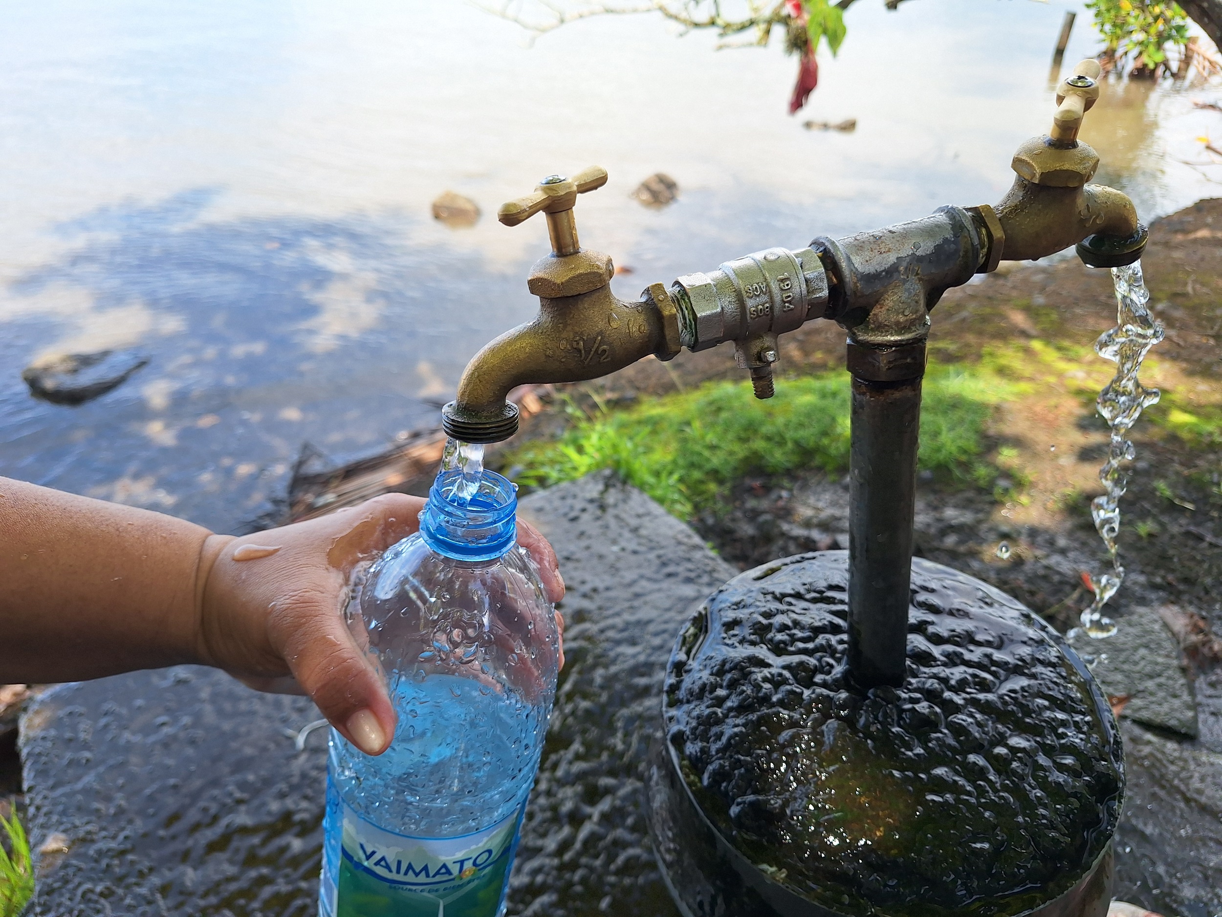 En attendant la distribution d’eau potable à domicile, le remplissage de bouteilles aux fontaines publiques reste le lot de nombreux administrés (Crédit : Anne-Charlotte Lehartel).