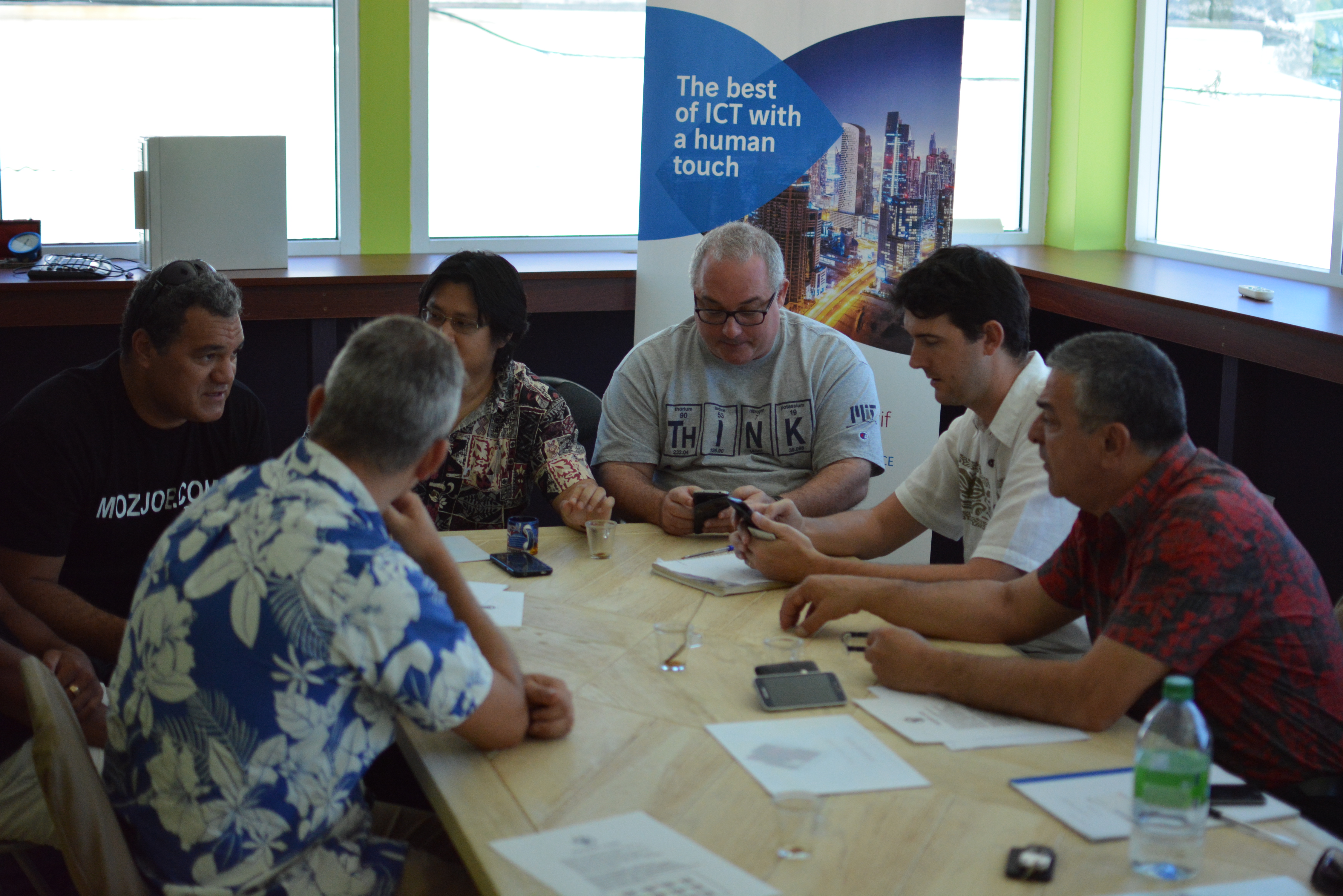 Les mentors de la Banque de Tahiti et d'Axians discutent avec le fondateur de MozJob.com
