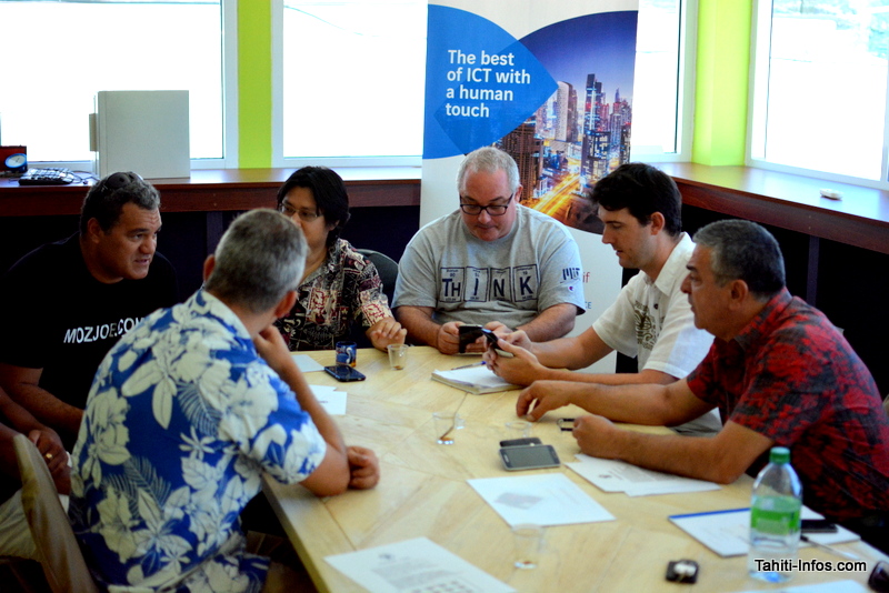 Les mentors de la Banque de Tahiti et d'Axians discutent avec le fondateur de MozJob.com
