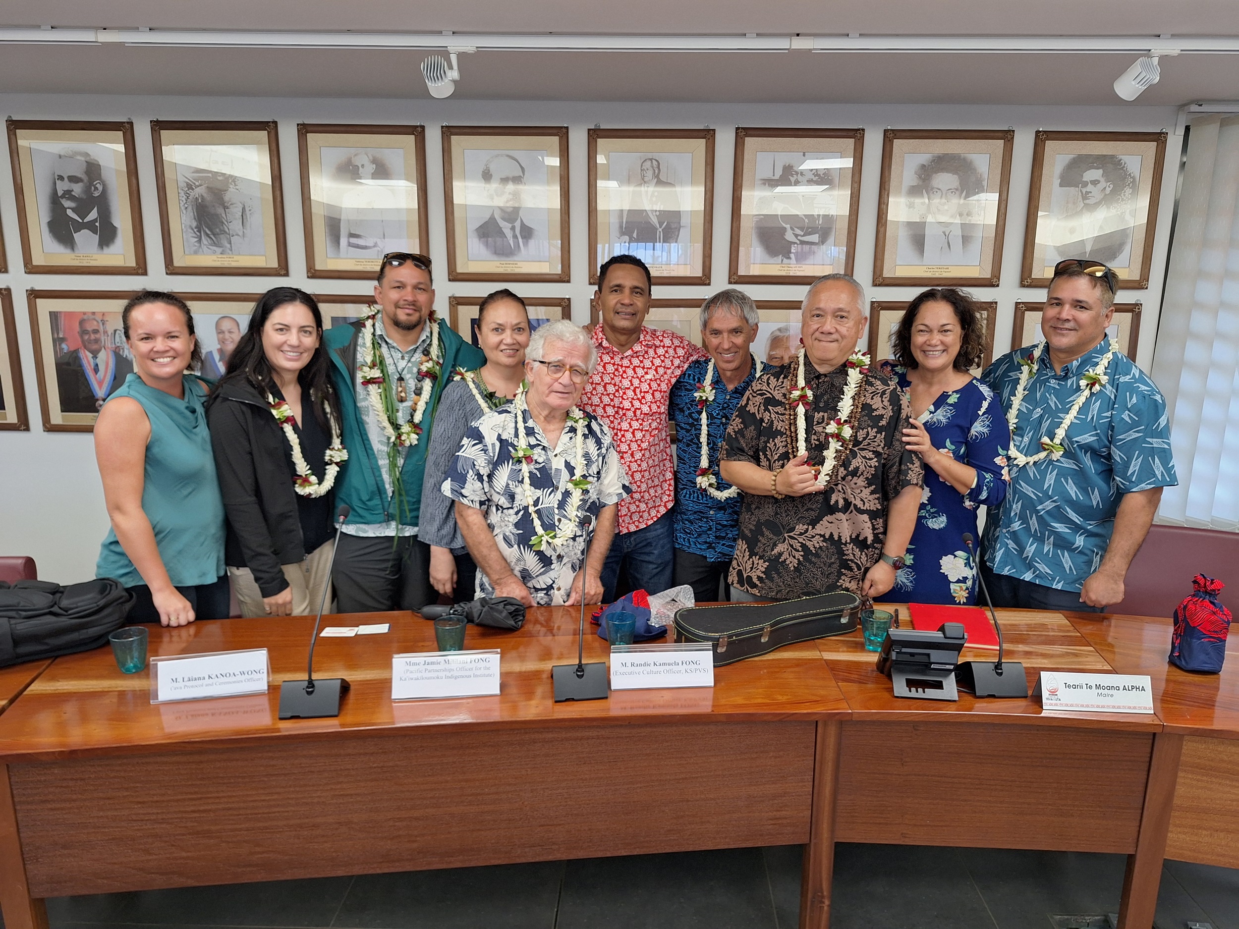 Cinq navigateurs et représentants culturels de la Polynesian Voyaging Society ont été reçus à la mairie de Mataiea (Crédit : Anne-Charlotte Lehartel).