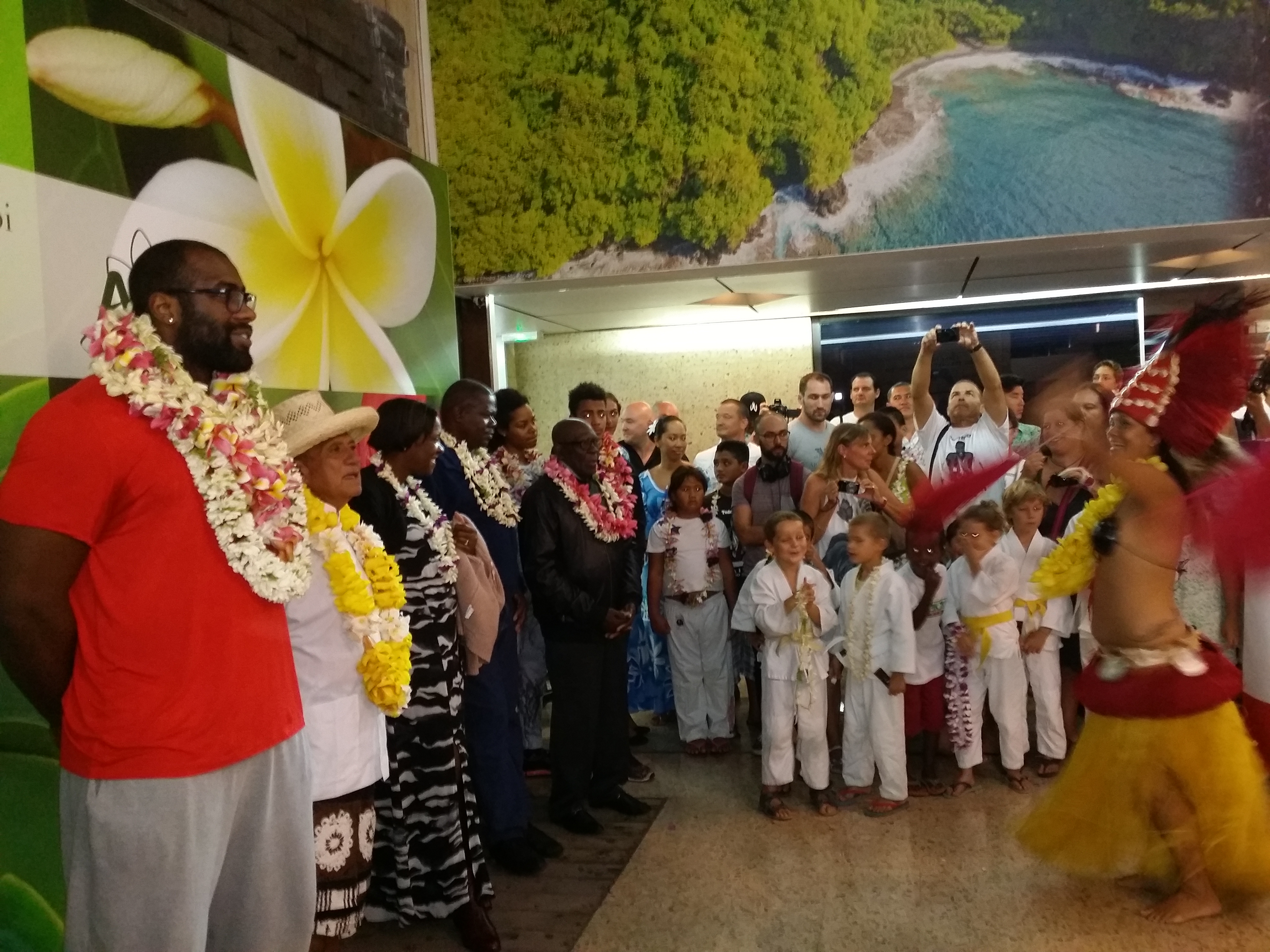Le champion Teddy Riner accueilli par ses nombreux fans à Tahiti