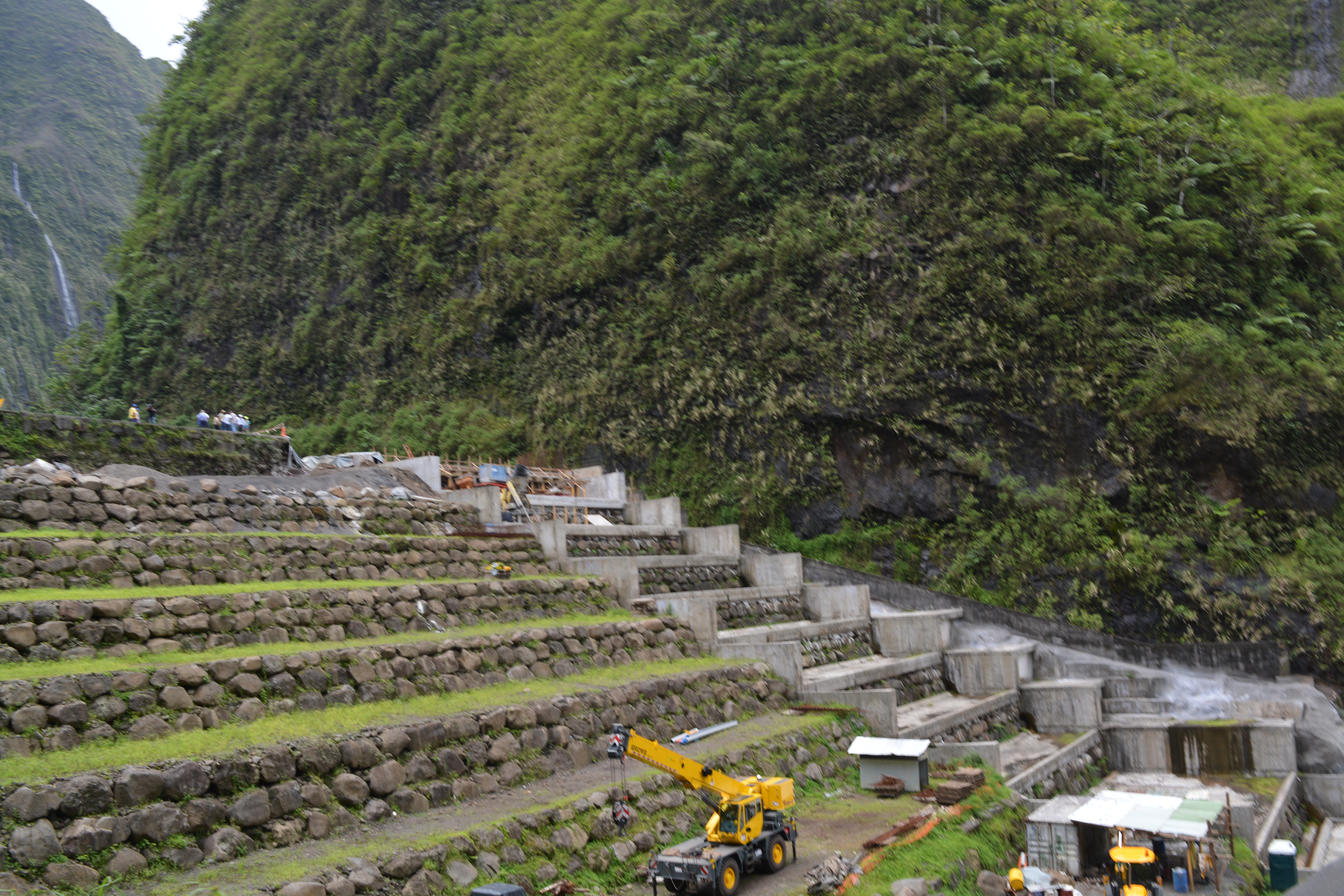 Le barrage de Titaaviri dans une des vallées de Teva i Uta (ici en octobre 2014). Sur ces installations, la SA Marama Nui a prévu des investissements importants pour renforcer le barrage et éviter les pertes de production.