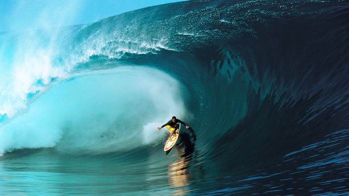 Les surfeurs du monde entier accourent pour affronter Teahupo'o grâce à l’expérience et la générosité de Raimana.