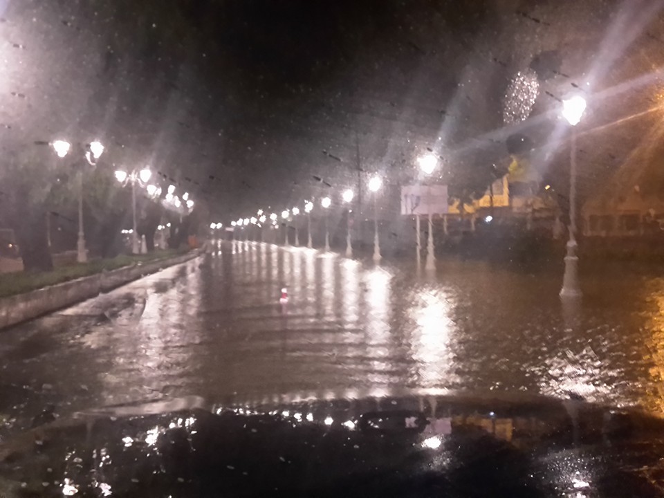 Dans la nuit de mercredi à jeudi, la ville de Papeete s'est retrouvée momentanément sous les eaux rendant difficile la circulation sur le front de mer. Jeudi matin, des camions de la direction de l'Equipement ont enlevé la boue et les détritus qui étaient sur le front de mer. Photo : RotbokManu Facebook