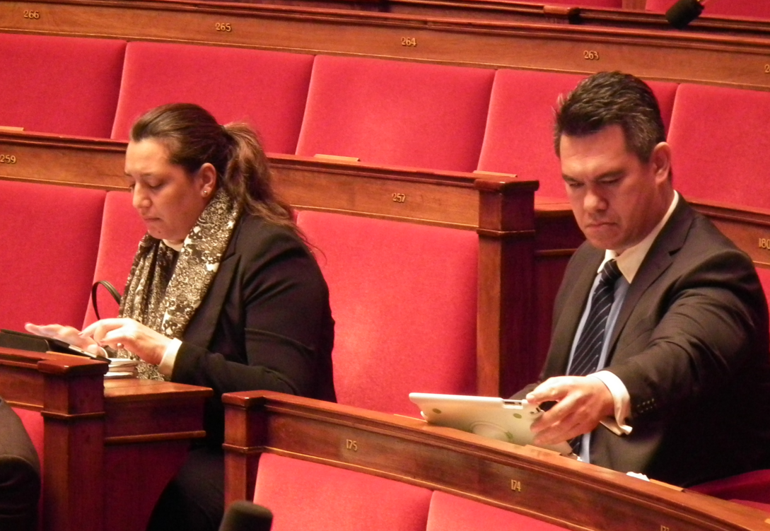 Maina Sage et Jean-Paul Tuaiva dans l'hémicycle de l'assemblée nationale.