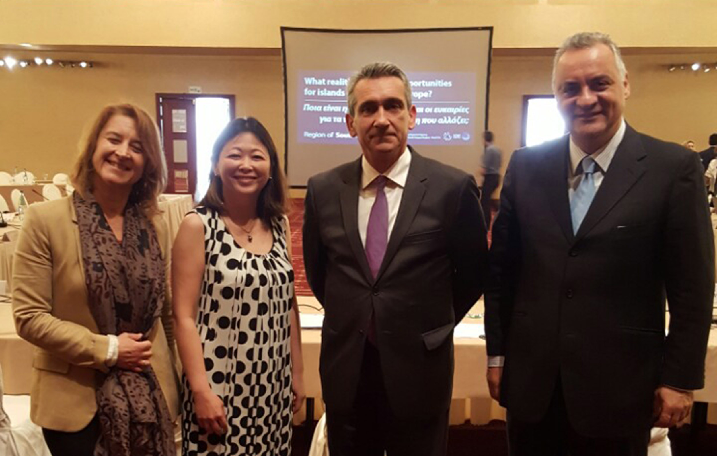 De gauche à droite, Eleni Marianou, Secrétaire générale de la CRPM, Caroline Tang, Déléguée de la Polynésie française à Paris, Georges Hatzimarkos, président de la commission des îles et gouverneur de la région sud Egée, et Manolis Kefalogiannis, Député européen, membre de la commission des Affaires étrangères du Parlement européen.