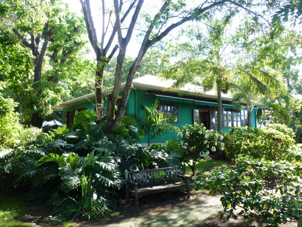 La maison Hall et son jardin, à Arue, sont classés monument historique depuis 1993. Le site a accueilli 6900 visiteurs en 2015.