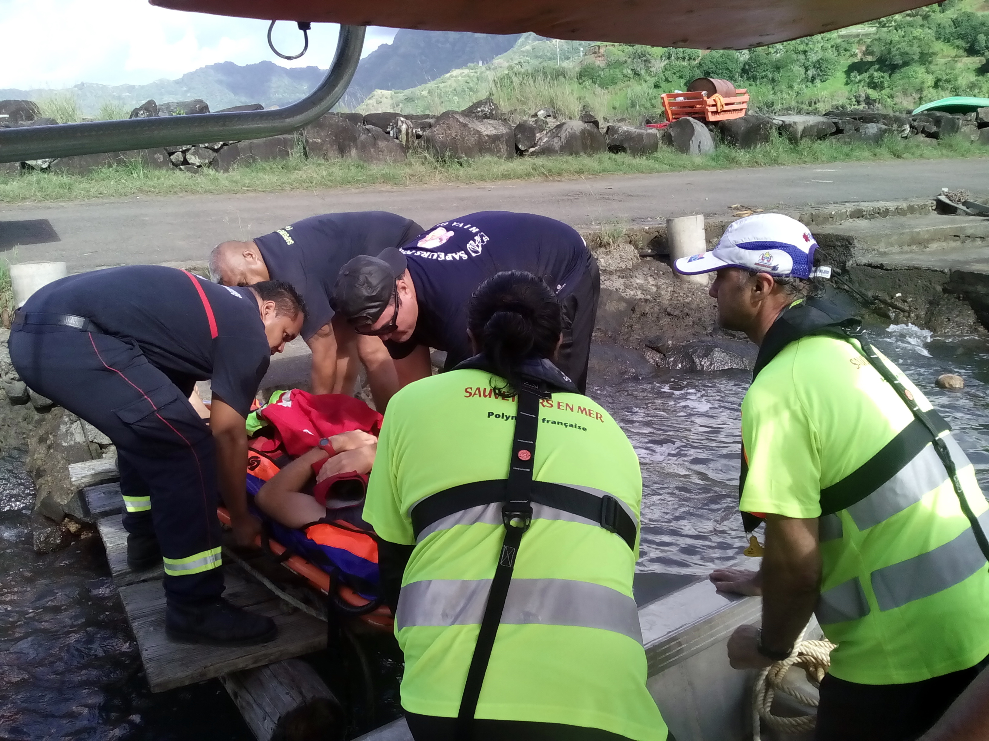 La personne souffrante a ensuite été prise en charge, à quai, par le véhicule de secours et d’assistance aux victimes (VSAV) des sapeurs-pompiers pour rejoindre le dispensaire d'Hiva Oa