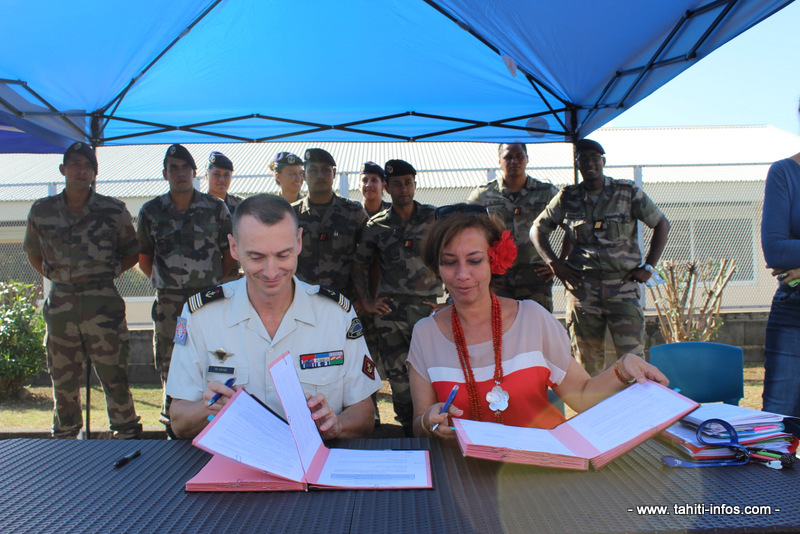 Signature de la convention en présence de Nicole Sanquer-Fareata et le lieutenant-colonel Philippe Payré.