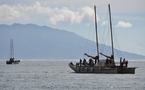 Une pirogue des Iles Cook rejoint Faafaite aux jardins de Paofai