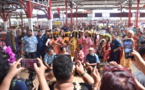 Bain de foule pour les candidates de Miss Tahiti au marché de Papeete