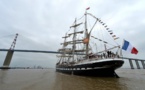 Coups de canon et cornes de brume pour la parade du Belem et d'une flotte éclectique sur la Loire