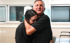 Cette photo diffusée par l'armée israélienne le 8 juin 2024 montre Noa Argamani, 26 ans, serrée dans les bras de son père au centre médical Sheba Tel-HaShomer, après son sauvetage de la bande de Gaza par l'armée israélienne, à Ramat Gan près de Tel Aviv le 8 juin. Crédit Handout / Israeli Army / AFP