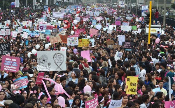 Pérou: 50.000 manifestants à Lima contre la violence machiste