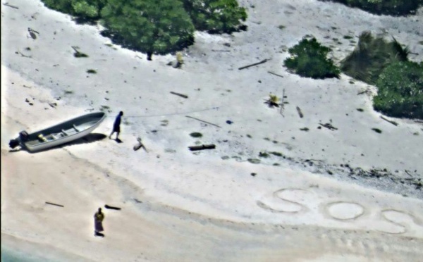 Repérés grâce à un "SOS" dessiné sur le sable