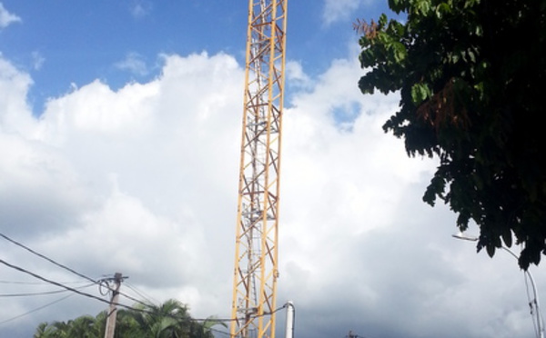 Un homme menace de se jeter du haut d'une grue sur un chantier à Papeete