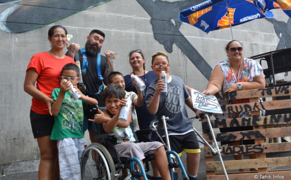 Les enfants de la Fraternité Chrétienne à la rencontre du graffeur Phat1