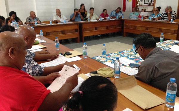 Hitia'a o te ra : 18 élus votent une motion de défiance contre Dauphin Domingo