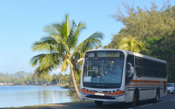 Une adolescente percutée par une voiture à la descente du bus