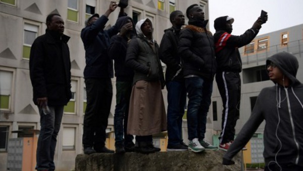 Migrants à Paris: MSF dénonce "harcèlement" et "violences policières"