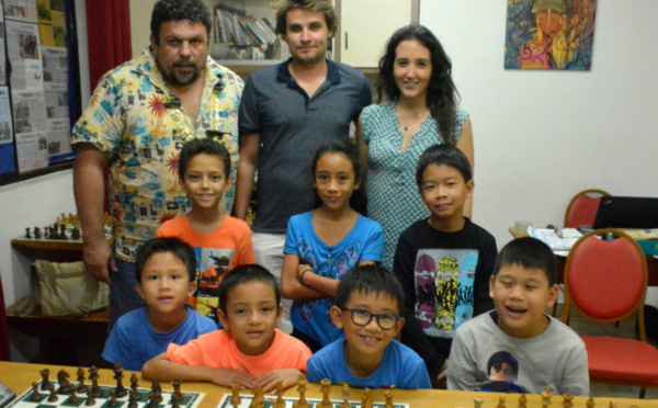 Deux maîtres d'échecs à la rencontre des jeunes joueurs