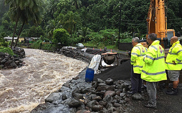 Le ministre de l'Equipement dans la vallée de Ahonu