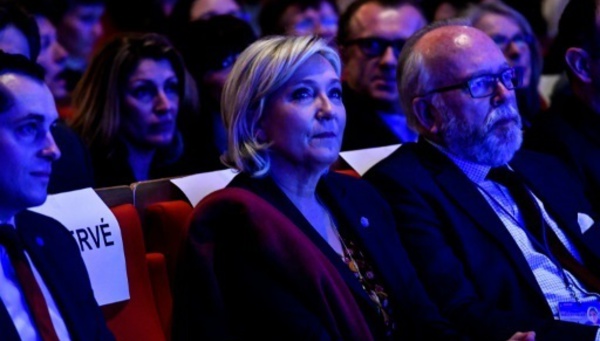 En plein "Penelopegate", Marine Le Pen met à jour son programme