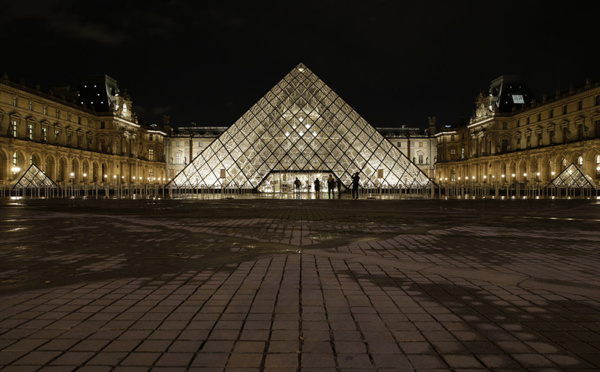 Les enquêteurs continuent de fouiller dans le passé de l'assaillant du Louvre