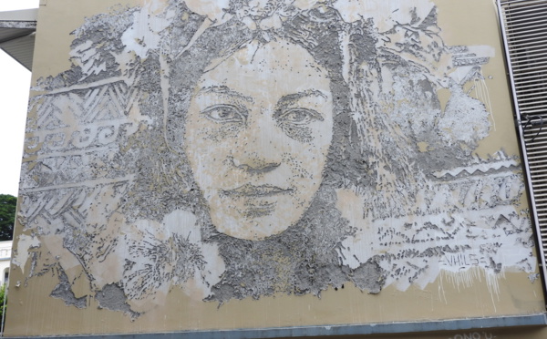 Comment la légende VHILS a réalisé une vahine… au marteau-piqueur !