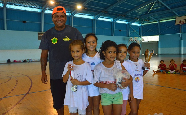 Les élèves de CE1 s'affrontent dans un tournoi inter-école à Poheroa