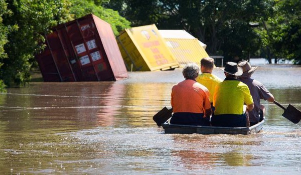 Australie: deux morts et des villes inondées après le passage du cyclone Debbie