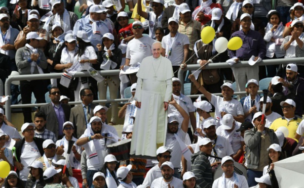 Dans un stade du Caire, le pape "éclipse la tristesse" des fidèles