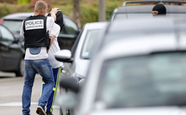 Opération antiterroriste: cinq arrestations en France, des armes saisies