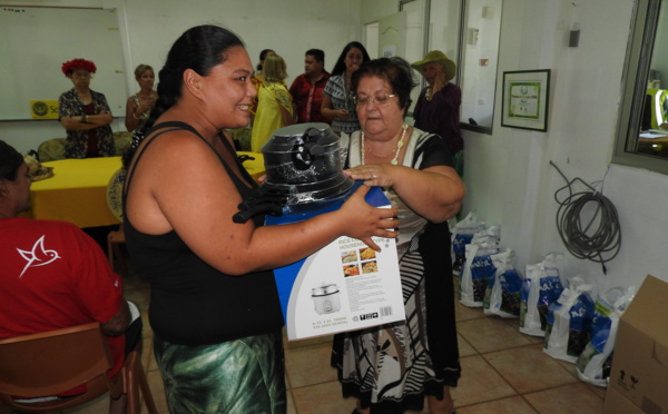 Trente familles sinistrées de Tahiti reçoivent des dons du Club Soroptimist