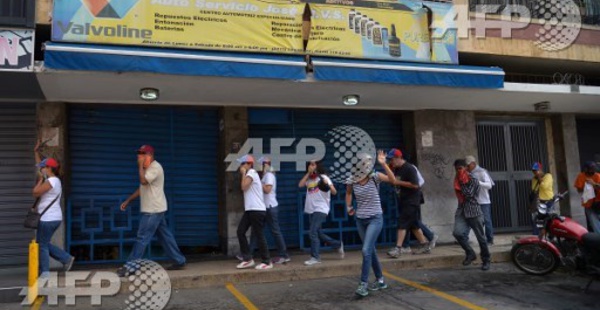 Manifestation anti-Maduro à Caracas dispersée par des gaz lacrymogènes