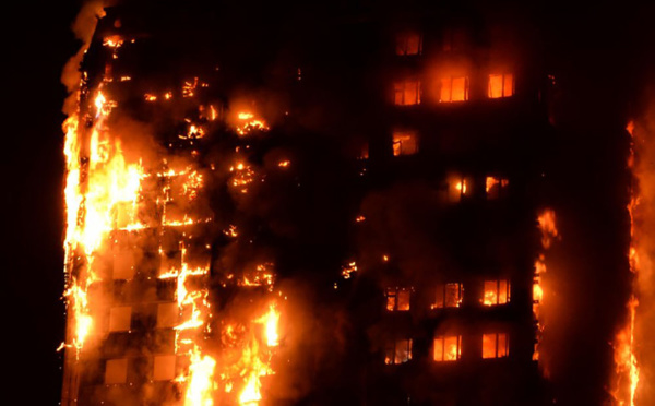 GB: un incendie spectaculaire ravage une tour d'habitation à Londres