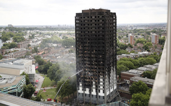 Incendie d'une tour à Londres: le bilan s'alourdit à 17 morts
