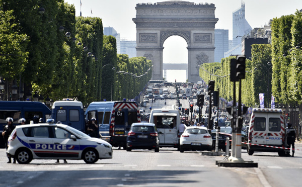 Champs-Elysées: une voiture percute un fourgon de la gendarmerie, enquête antiterroriste