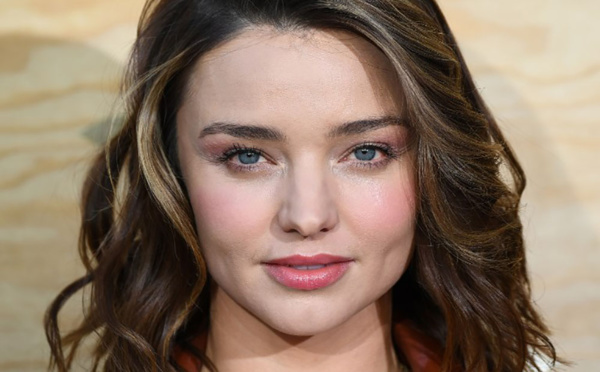 Miranda Kerr rend des bijoux liés à un scandale de corruption en Malaisie