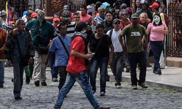 Venezuela: les manifestations continuent au lendemain de l'attaque du parlement