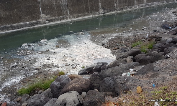 Du produit blanchâtre dans le cours d'eau de la digue