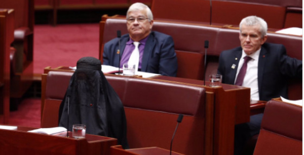 Australie: une parlementaire anti-immigration porte la burka en plein Sénat