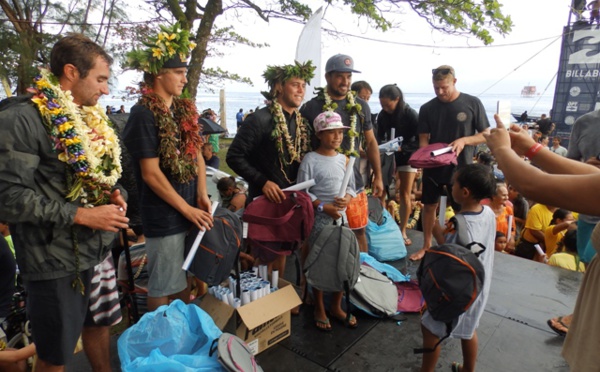 Teahupoo : les surfeurs pros ont offert 90 cartables aux enfants de la Presqu'Ile