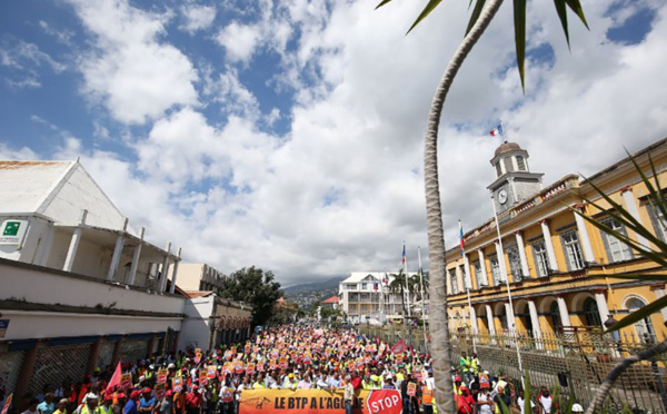 La Réunion: patrons et salariés dans la rue contre "l'agonie du BTP"